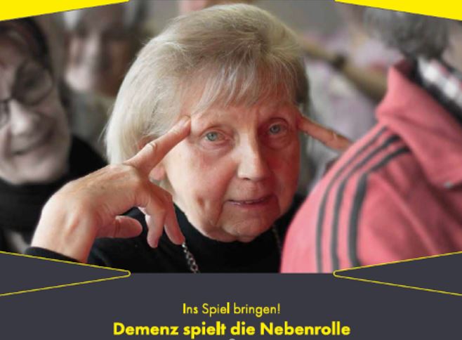 Da das Thema Demenz oft nur von seiner medizinisch-pflegerischen Seite betrachtet wird und die Fähigkeiten, also das, was Menschen mit Demenz noch können und vermögen, weitestgehend ausgeblendet und von der Öffentlichkeit nicht wahrgenommen werden, setzte der Fachbereich Senioren in Zusammenarbeit mit einem freien Theater von September 2017 bis März 2018 das Projekt Demenz bewegt Theater bewegt Demenz um.